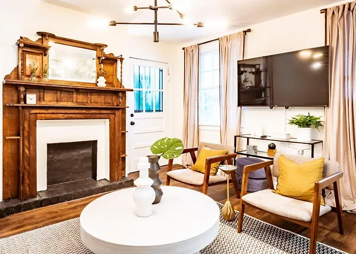Massive 9Bdr Courtyard Estate Near Forsyth Park