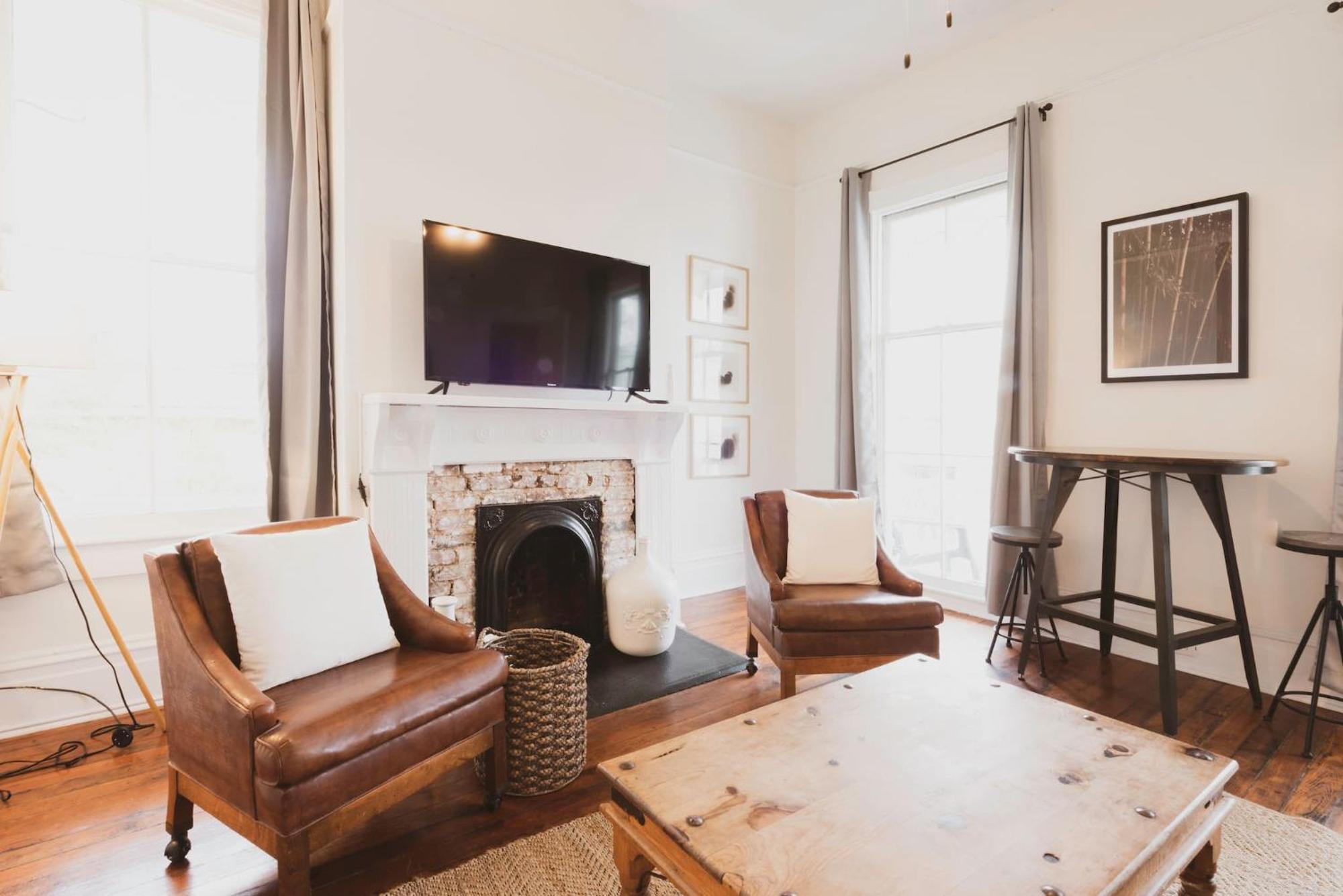 Massive 9bdr Courtyard Estate Near Forsyth Park Holiday home