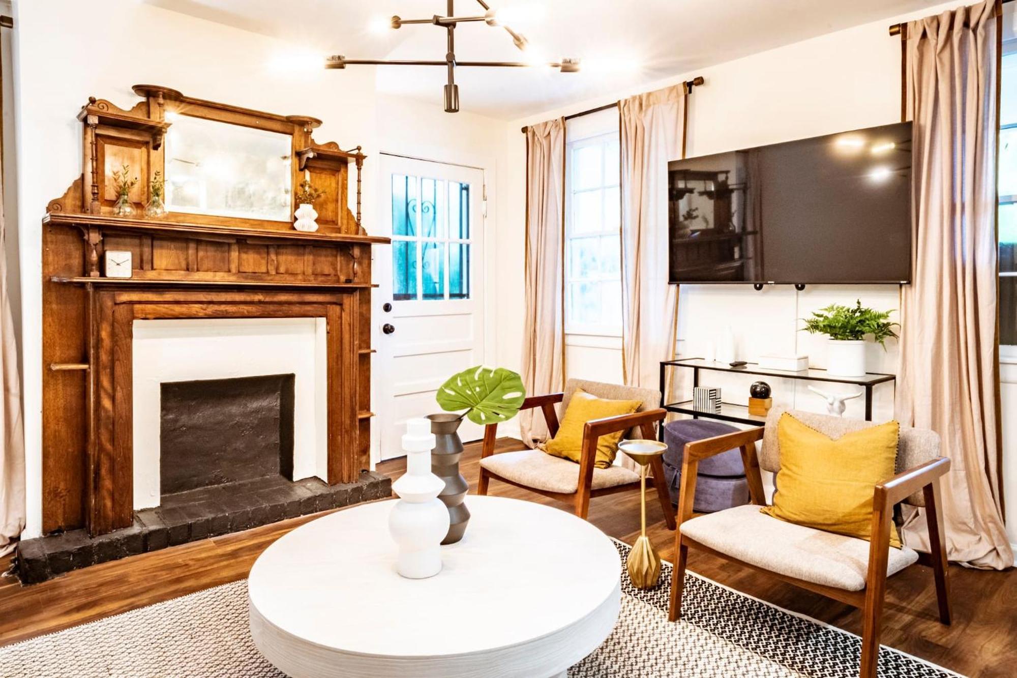 Massive 9bdr Courtyard Estate Near Forsyth Park Holiday home