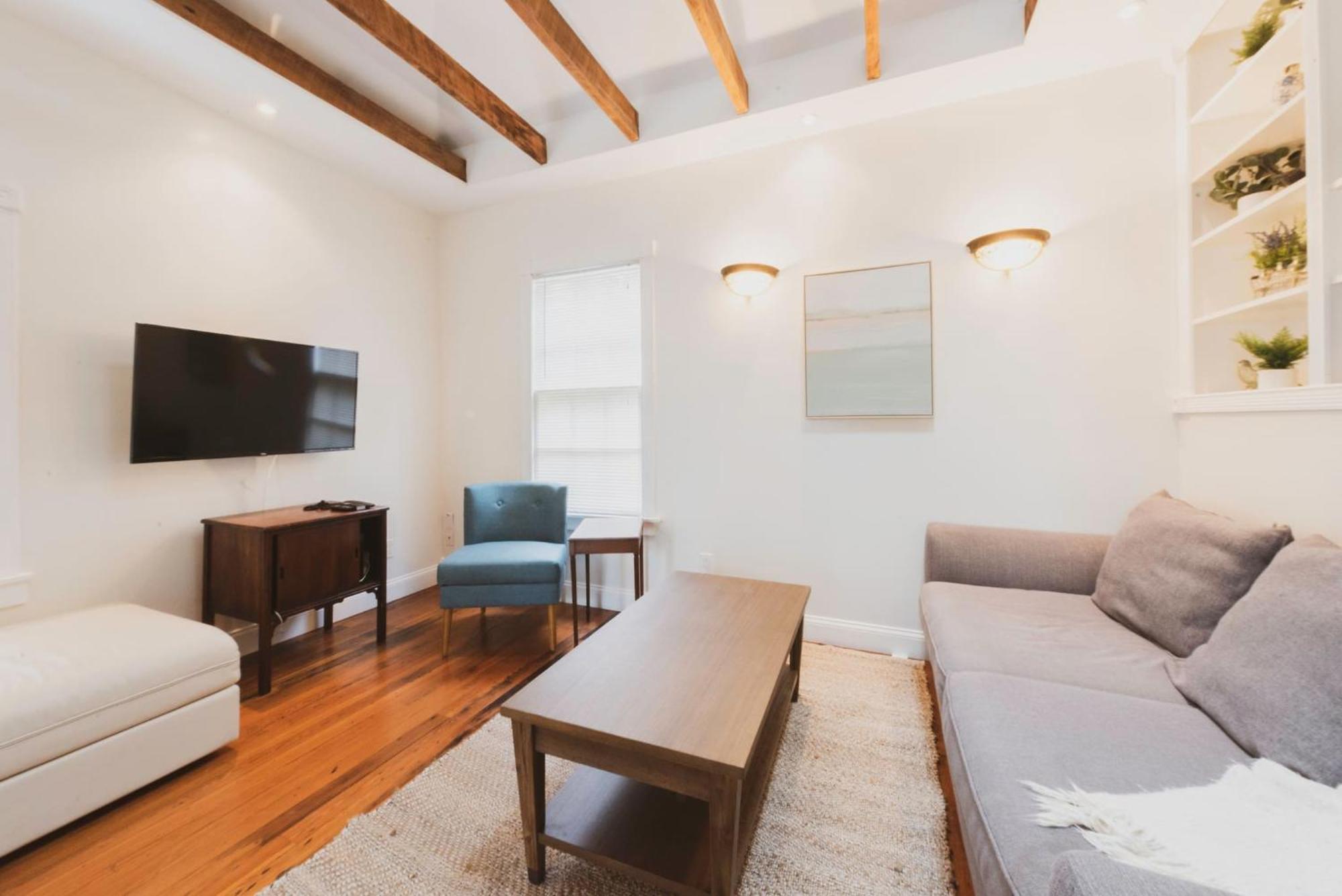 Massive 9bdr Courtyard Estate Near Forsyth Park *