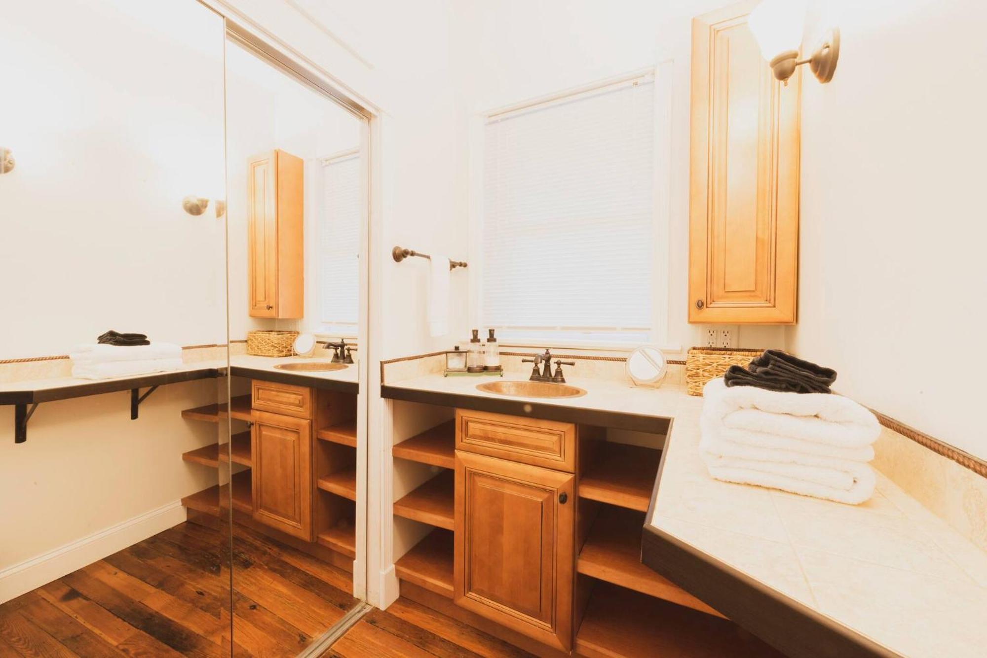 Massive 9bdr Courtyard Estate Near Forsyth Park Holiday home