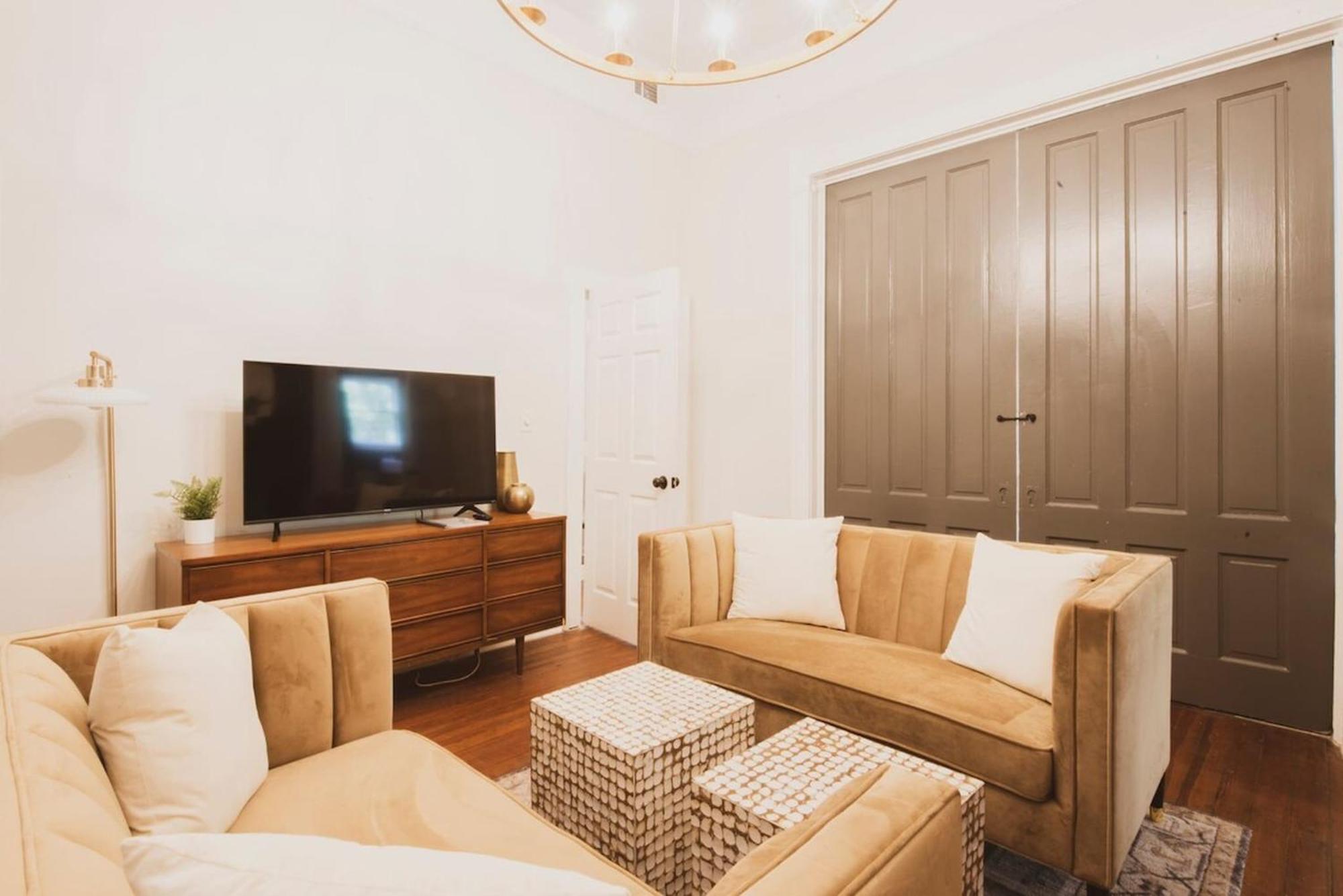 Massive 9bdr Courtyard Estate Near Forsyth Park Ferienhaus Savannah