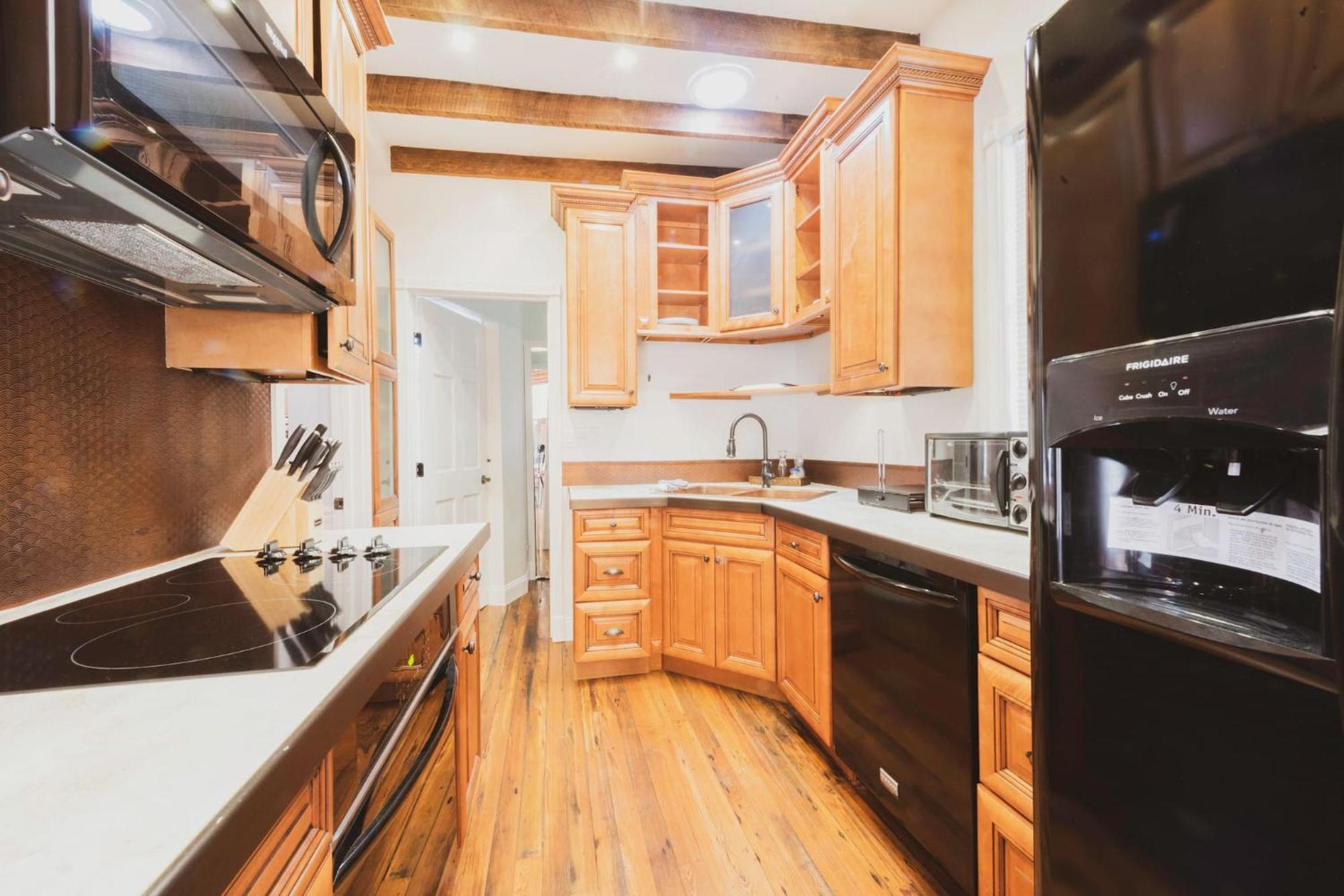 Massive 9bdr Courtyard Estate Near Forsyth Park *